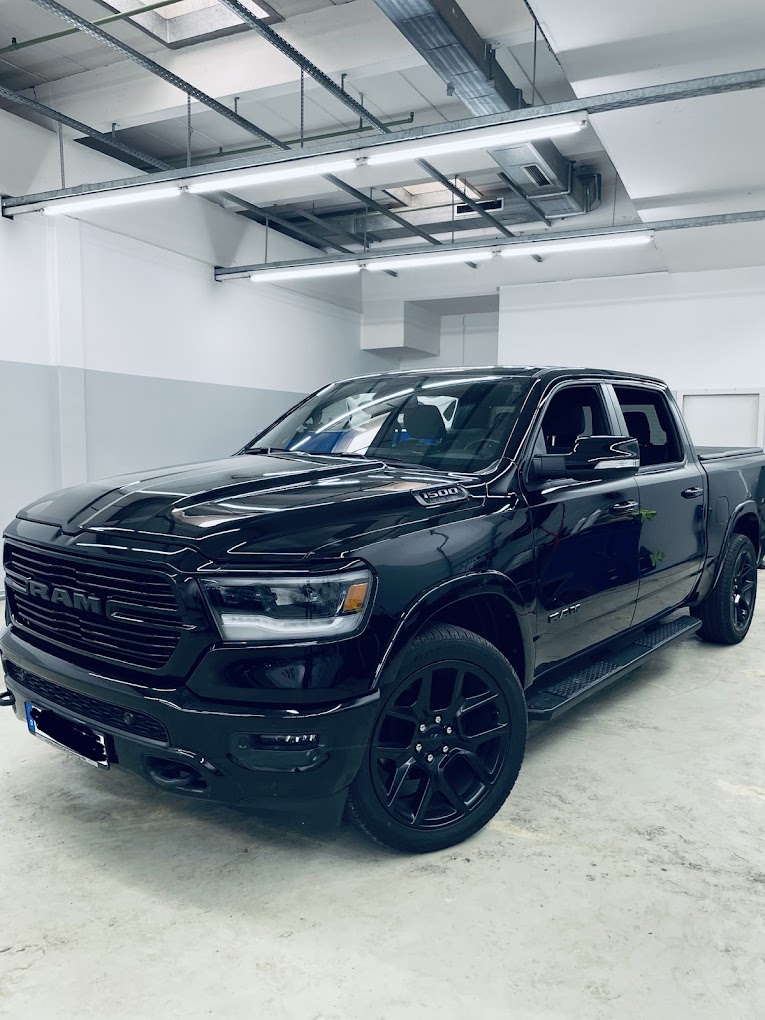 Detailarbeit an der Fahrzeugfront